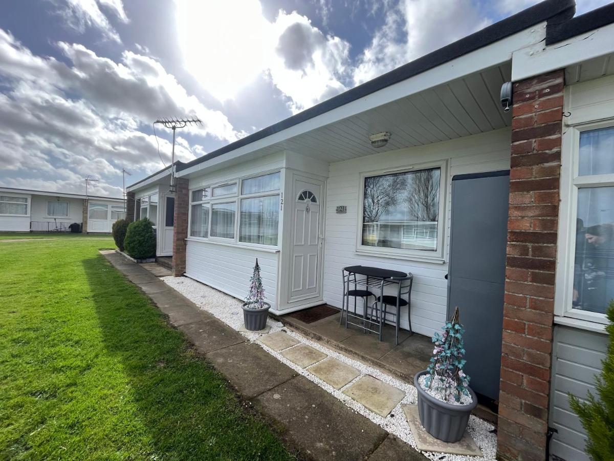 Signature, Scratby - Two Bed Chalet, Sleeps 7, Free Wi-Fi, Bed Linen And Towels Included, Pets Welcome And Onsite Entertainment Available Exterior foto